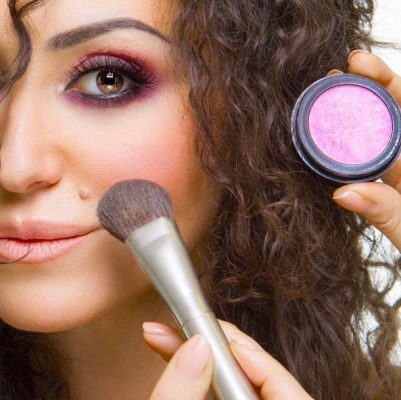 Fard shining delicatissimo adatto su tutte le carnagioni. Delicatamente perlato, conferisce tanta luminosità senza eccedere sui pori dilatati!