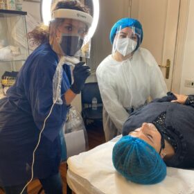 Viviana Ramassotto durante una dimostrazione di trucco permanente