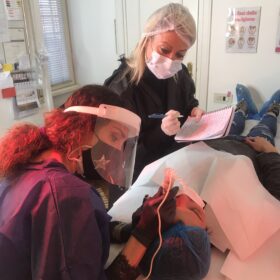 Viviana Ramassotto durante una dimostrazione di trucco permanente stage corso