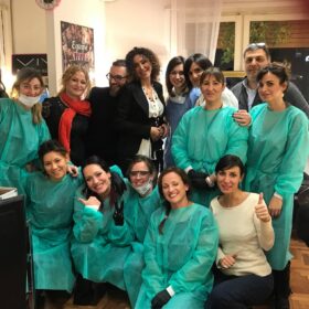 Viviana Ramassotto con le corsiste durante un corso di trucco permanente